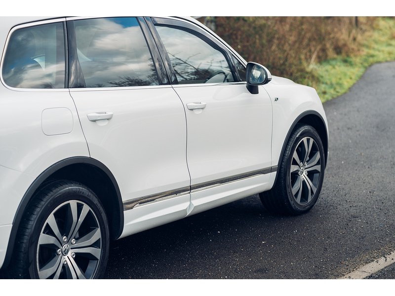 Volkswagen 3.0 TDI V6 BlueMotion Tech R-Line SUV 5dr Diesel Tiptronic 4WD Euro 5 (s/s) (245 ps)