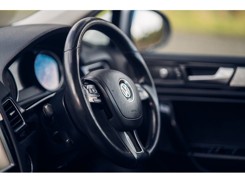 Volkswagen 3.0 TDI V6 BlueMotion Tech R-Line SUV 5dr Diesel Tiptronic 4WD Euro 5 (s/s) (245 ps)