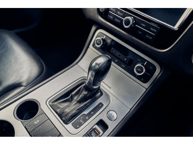 Volkswagen 3.0 TDI V6 BlueMotion Tech R-Line SUV 5dr Diesel Tiptronic 4WD Euro 5 (s/s) (245 ps)