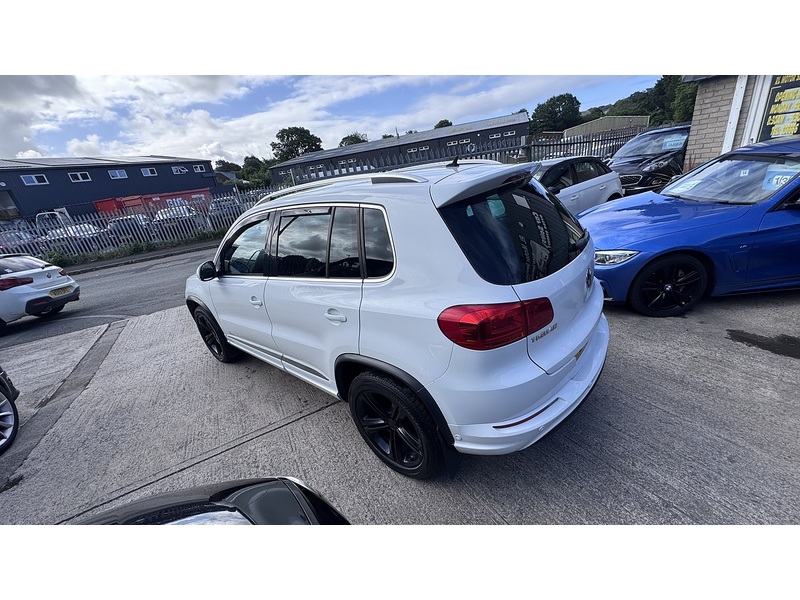 Volkswagen 2.0 TDI BlueMotion Tech R-Line SUV 5dr Diesel DSG 4WD Euro 5 (s/s) (Nav) (140 ps)