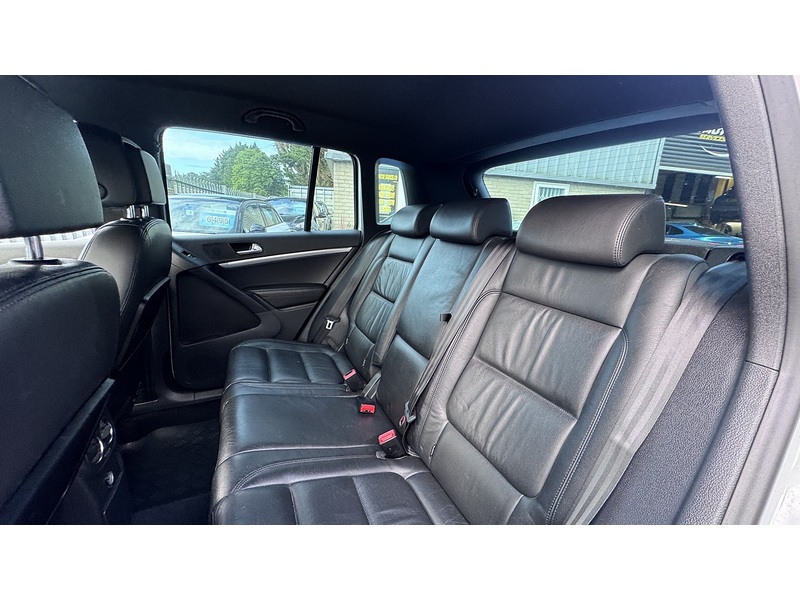 Volkswagen 2.0 TDI BlueMotion Tech R-Line SUV 5dr Diesel DSG 4WD Euro 5 (s/s) (Nav) (140 ps)