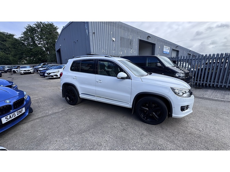 Volkswagen 2.0 TDI BlueMotion Tech R-Line SUV 5dr Diesel DSG 4WD Euro 5 (s/s) (Nav) (140 ps)