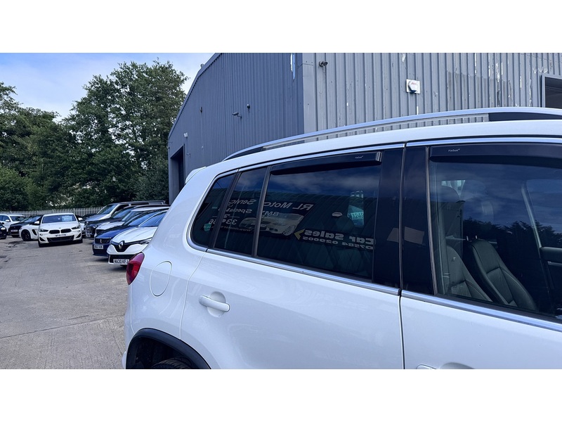 Volkswagen 2.0 TDI BlueMotion Tech R-Line SUV 5dr Diesel DSG 4WD Euro 5 (s/s) (Nav) (140 ps)