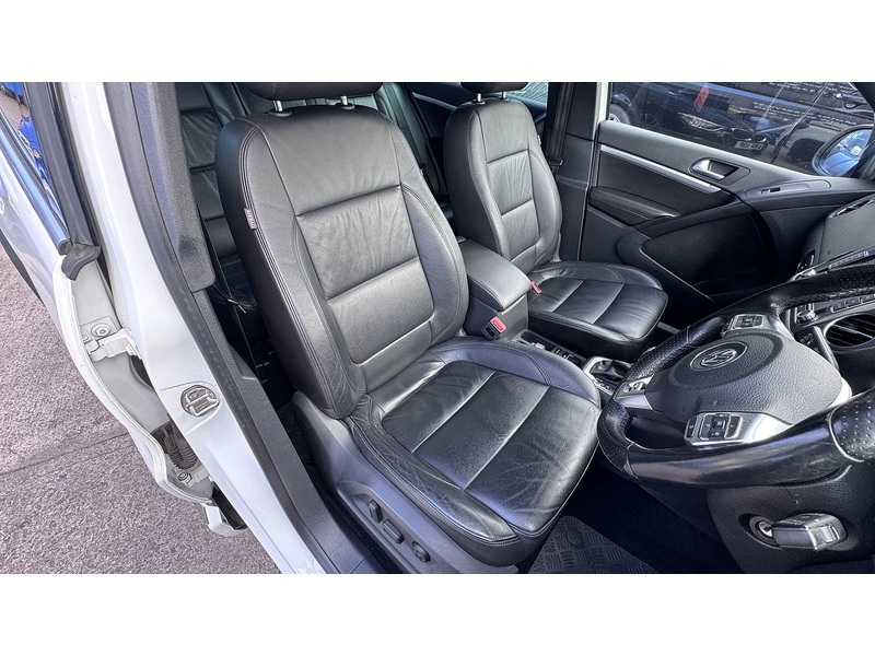Volkswagen 2.0 TDI BlueMotion Tech R-Line SUV 5dr Diesel DSG 4WD Euro 5 (s/s) (Nav) (140 ps)