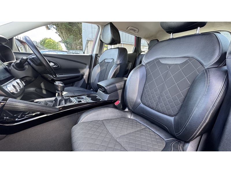Renault 1.3 TCe Iconic SUV 5dr Petrol Manual Euro 6 (s/s) (140 ps)