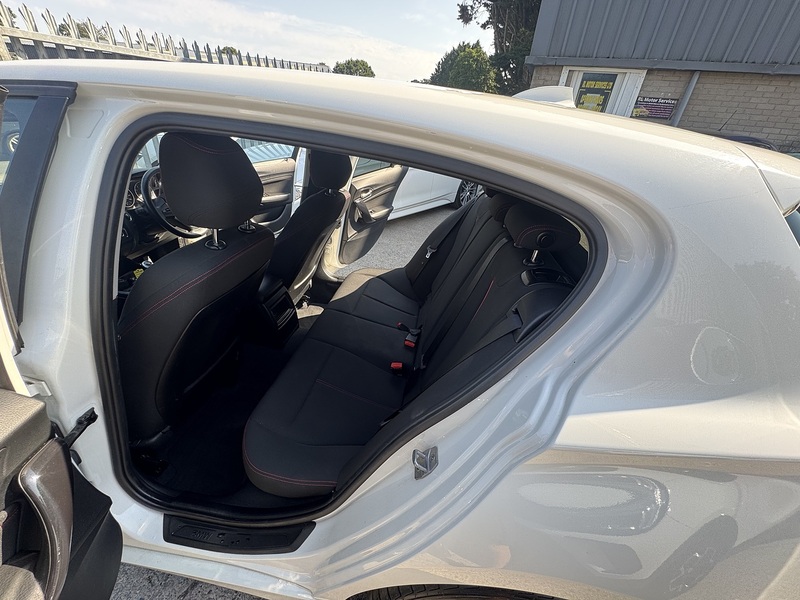 BMW 2.0 118d Sport Hatchback 5dr Diesel Manual Euro 5 (s/s) (143 ps)