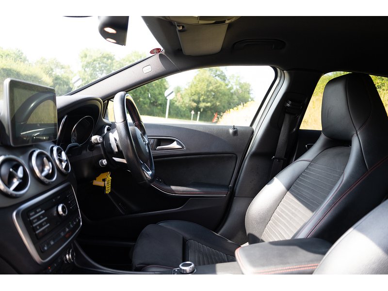 Mercedes-Benz 2.1 GLA220d AMG Line (Premium) SUV 5dr Diesel 7G-DCT 4MATIC Euro 6 (s/s) (177 ps)