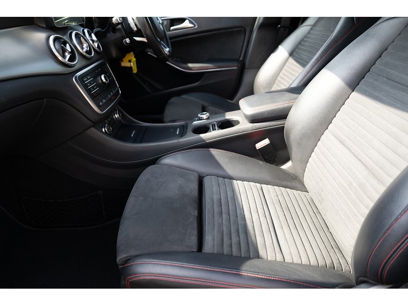 Mercedes-Benz 2.1 GLA220d AMG Line (Premium) SUV 5dr Diesel 7G-DCT 4MATIC Euro 6 (s/s) (177 ps)