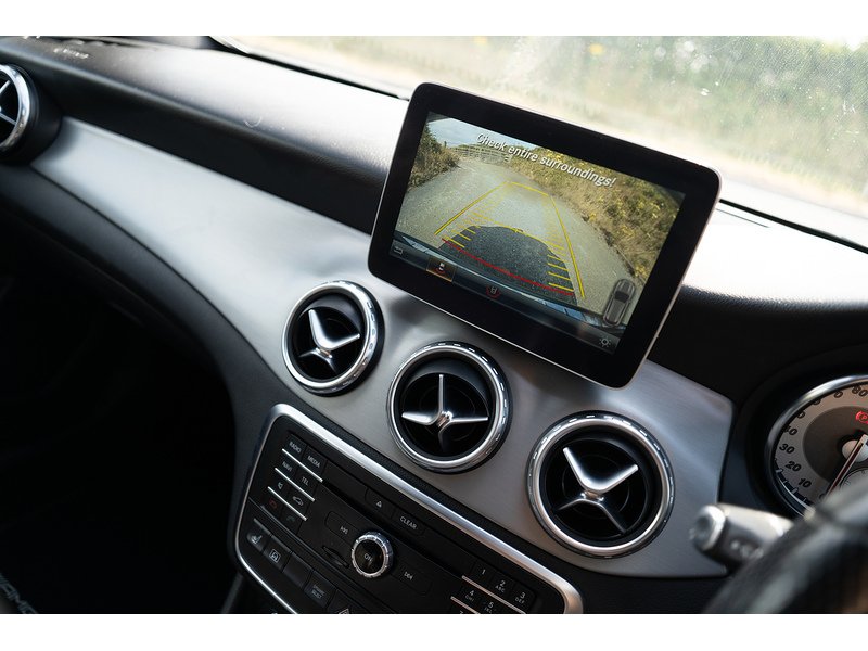 Mercedes-Benz 2.1 GLA220d AMG Line (Premium) SUV 5dr Diesel 7G-DCT 4MATIC Euro 6 (s/s) (177 ps)