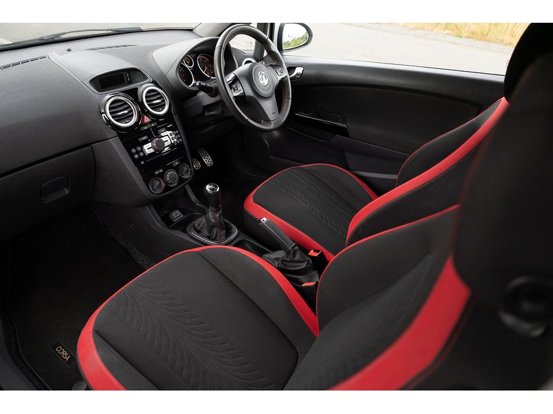 Vauxhall 1.4 16V SRi Hatchback 3dr Petrol Manual Euro 5 (100 ps)