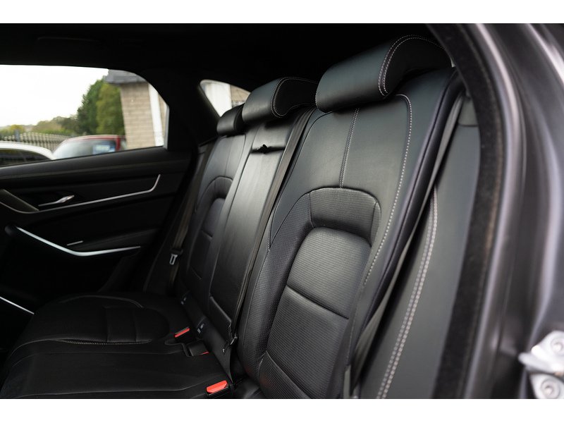 Jaguar 2.0 P250i R-Dynamic Black SUV 5dr Petrol Auto AWD Euro 6 (s/s) (250 ps)