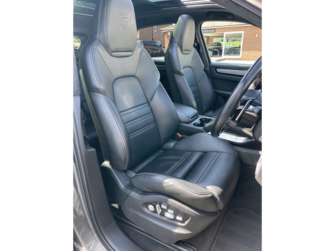 4.0 V8 E-Hybrid 14.1kWh Turbo S SUV 5dr Petrol Plug-in Hybrid TiptronicS 4WD Euro 6 (s/s) (680 ps)