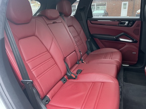 4.0T V8 Turbo SUV 5dr Petrol TiptronicS 4WD Euro 6 (s/s) (550 ps)