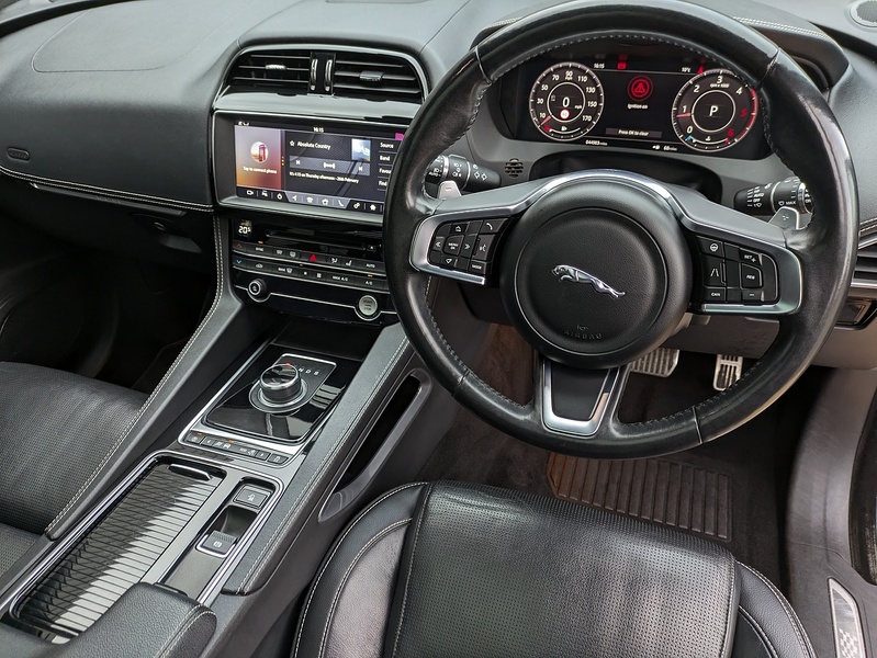 Jaguar F-PACE D180 Chequered Flag - U15278