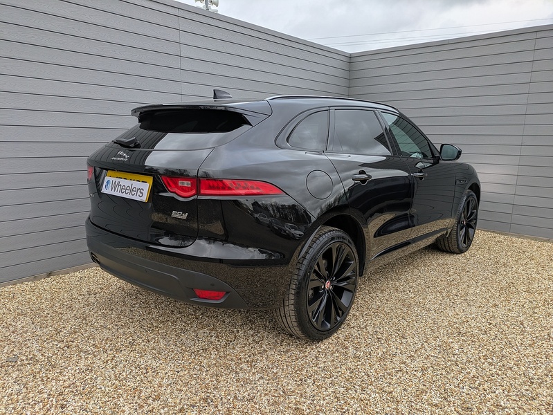 Jaguar F-PACE D180 Chequered Flag - U15278