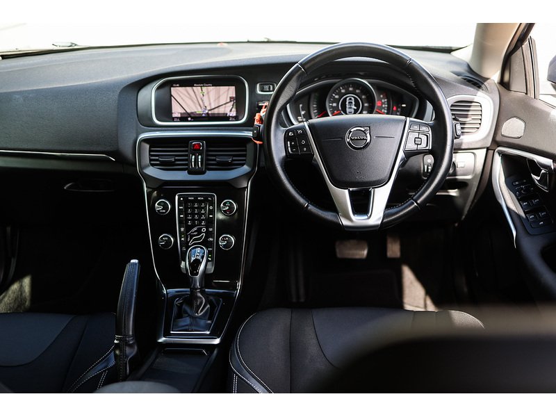 Volvo V40 T2 Momentum Nav Plus - U15595
