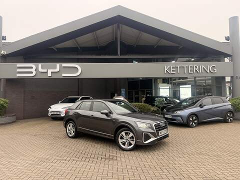 Audi Q2 Land Rover Discovery D300 MHEV R-Dynamic HSE SUV 3.0 Automatic Diesel