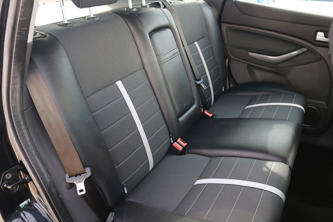 Titanium 2.5 4dr Hatchback Manual Petrol