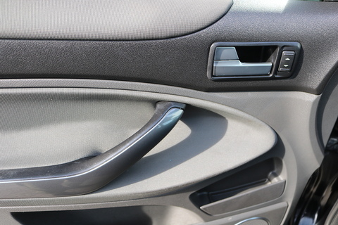 Titanium 2.5 4dr Hatchback Manual Petrol