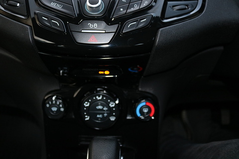 1.0T EcoBoost Zetec Hatchback 5dr Petrol Powershift Euro 5 (100 ps)