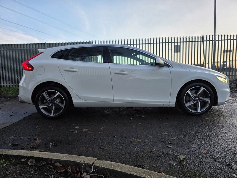 Volvo 2.0 D4 R-Design Hatchback 5dr Diesel Manual Euro 6 (s/s) (190 ps)