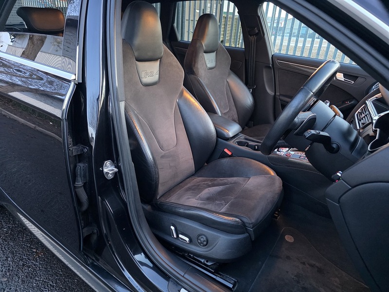 Audi 4.2 FSI V8 Estate 5dr Petrol S Tronic quattro Euro 5 (450 ps)