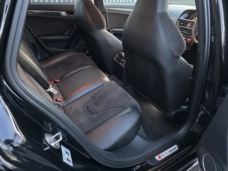 Audi 4.2 FSI V8 Estate 5dr Petrol S Tronic quattro Euro 5 (450 ps)