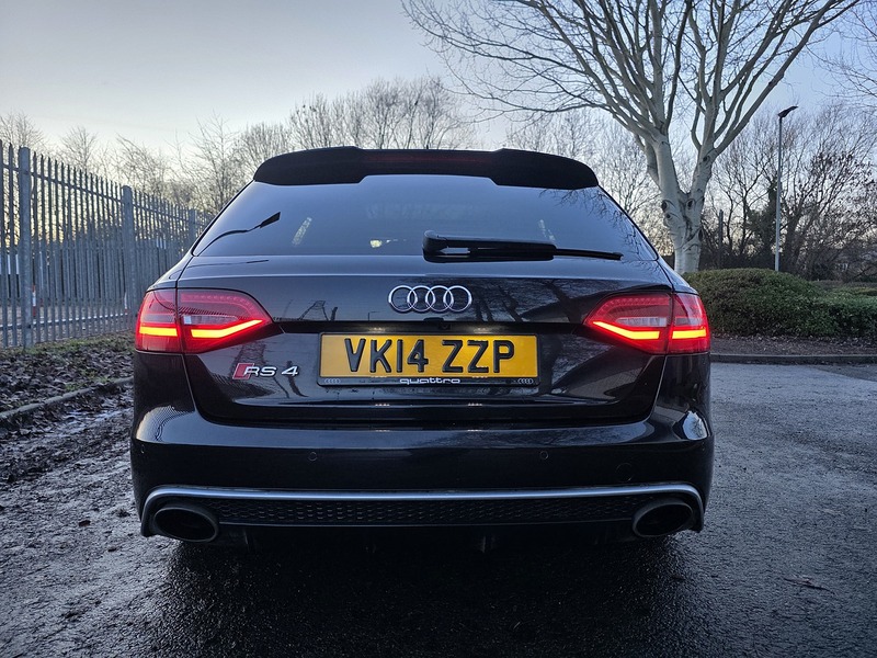 Audi 4.2 FSI V8 Estate 5dr Petrol S Tronic quattro Euro 5 (450 ps)