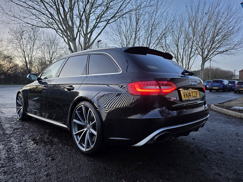 Audi 4.2 FSI V8 Estate 5dr Petrol S Tronic quattro Euro 5 (450 ps)