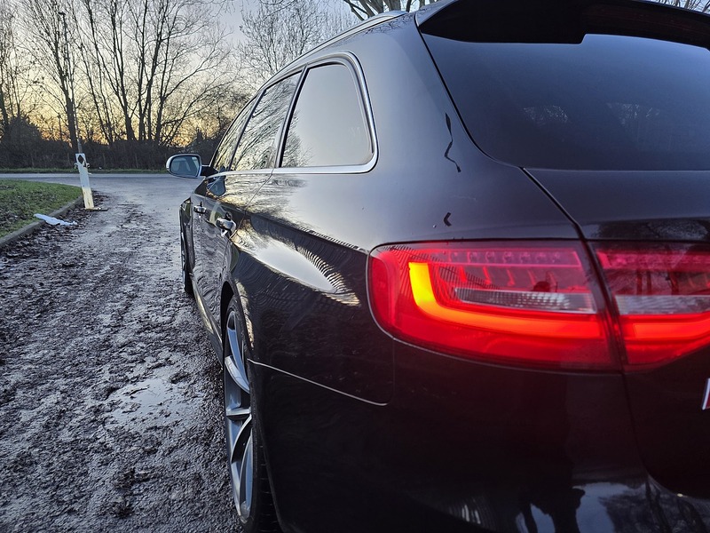 Audi 4.2 FSI V8 Estate 5dr Petrol S Tronic quattro Euro 5 (450 ps)