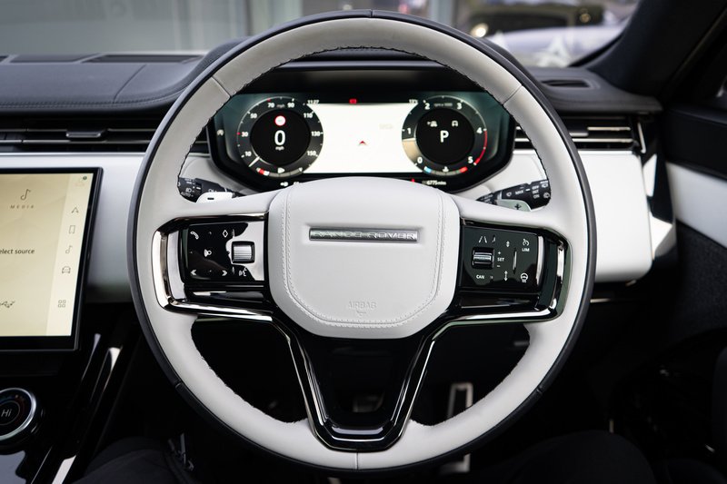 Land Rover 3.0 D300 MHEV Dynamic SE SUV 5dr Diesel Auto 4WD Euro 6 (s/s) (300 ps)