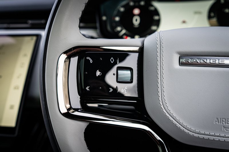 Land Rover 3.0 D300 MHEV Dynamic SE SUV 5dr Diesel Auto 4WD Euro 6 (s/s) (300 ps)