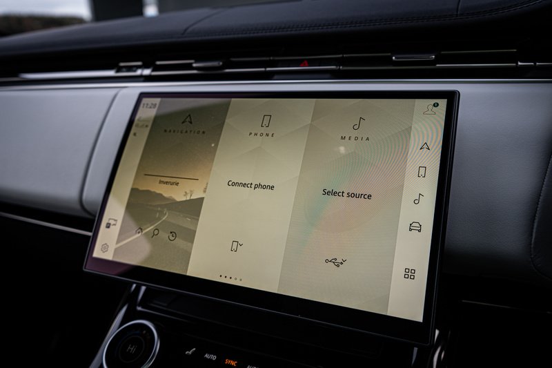 Land Rover 3.0 D300 MHEV Dynamic SE SUV 5dr Diesel Auto 4WD Euro 6 (s/s) (300 ps)