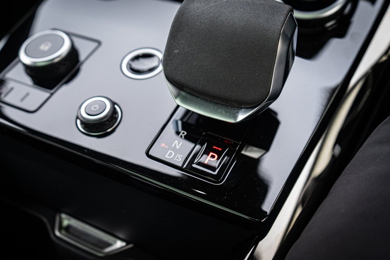 Land Rover 3.0 D300 MHEV Dynamic SE SUV 5dr Diesel Auto 4WD Euro 6 (s/s) (300 ps)