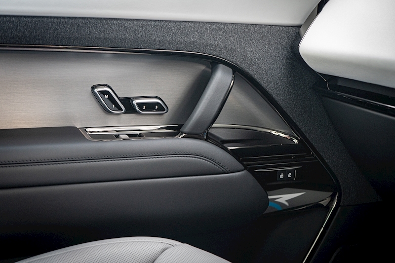 Land Rover 3.0 D300 MHEV Dynamic SE SUV 5dr Diesel Auto 4WD Euro 6 (s/s) (300 ps)