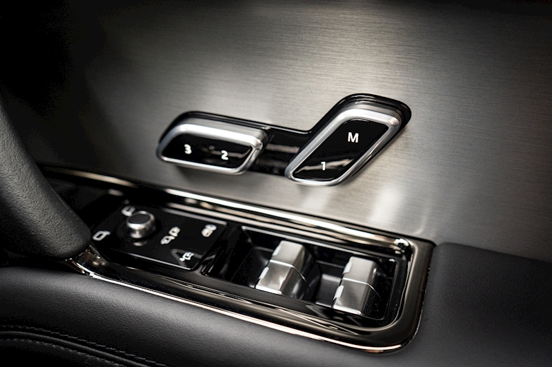 Land Rover 3.0 D300 MHEV Dynamic SE SUV 5dr Diesel Auto 4WD Euro 6 (s/s) (300 ps)