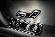 Land Rover 3.0 D300 MHEV Dynamic SE SUV 5dr Diesel Auto 4WD Euro 6 (s/s) (300 ps)