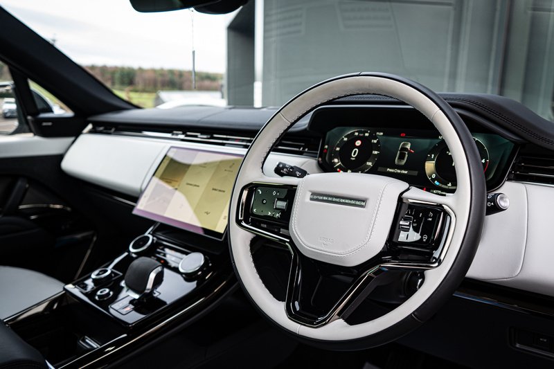 Land Rover 3.0 D300 MHEV Dynamic SE SUV 5dr Diesel Auto 4WD Euro 6 (s/s) (300 ps)