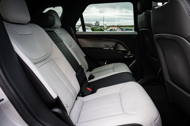 Land Rover 3.0 D300 MHEV Dynamic SE SUV 5dr Diesel Auto 4WD Euro 6 (s/s) (300 ps)