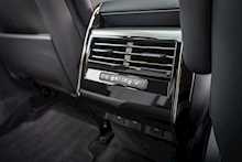 Land Rover 3.0 D300 MHEV Dynamic SE SUV 5dr Diesel Auto 4WD Euro 6 (s/s) (300 ps)