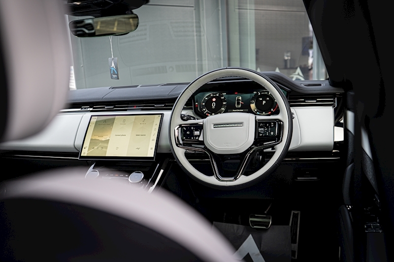 Land Rover 3.0 D300 MHEV Dynamic SE SUV 5dr Diesel Auto 4WD Euro 6 (s/s) (300 ps)