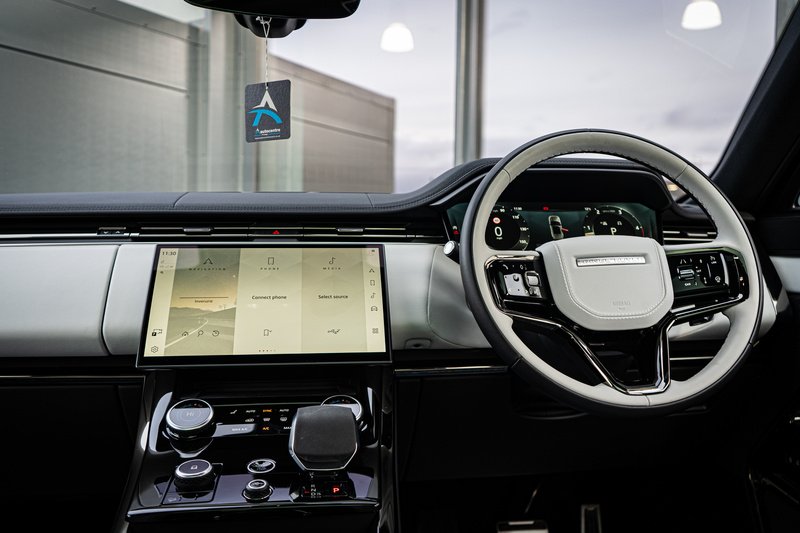 Land Rover 3.0 D300 MHEV Dynamic SE SUV 5dr Diesel Auto 4WD Euro 6 (s/s) (300 ps)