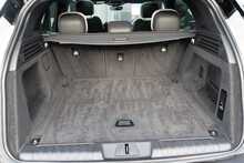 Land Rover 3.0 D300 MHEV Dynamic SE SUV 5dr Diesel Auto 4WD Euro 6 (s/s) (300 ps)