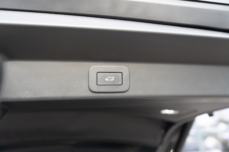 Land Rover 3.0 D300 MHEV Dynamic SE SUV 5dr Diesel Auto 4WD Euro 6 (s/s) (300 ps)