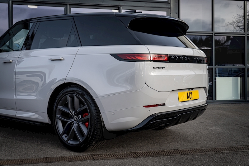 Land Rover 3.0 D300 MHEV Dynamic SE SUV 5dr Diesel Auto 4WD Euro 6 (s/s) (300 ps)