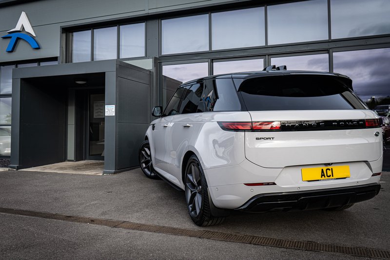 Land Rover 3.0 D300 MHEV Dynamic SE SUV 5dr Diesel Auto 4WD Euro 6 (s/s) (300 ps)