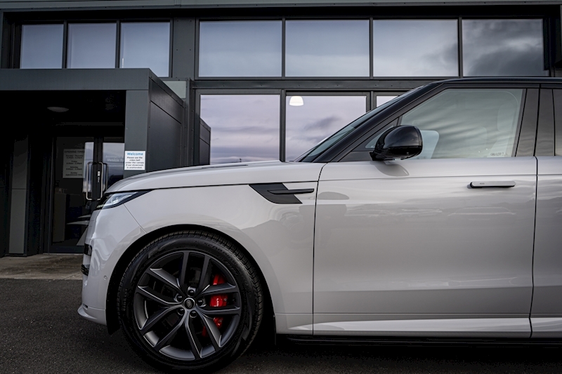 Land Rover 3.0 D300 MHEV Dynamic SE SUV 5dr Diesel Auto 4WD Euro 6 (s/s) (300 ps)