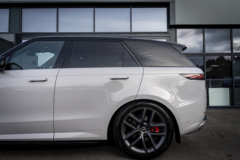 Land Rover 3.0 D300 MHEV Dynamic SE SUV 5dr Diesel Auto 4WD Euro 6 (s/s) (300 ps)