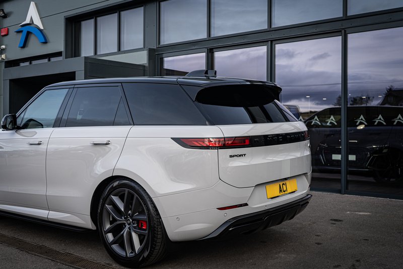 Land Rover 3.0 D300 MHEV Dynamic SE SUV 5dr Diesel Auto 4WD Euro 6 (s/s) (300 ps)