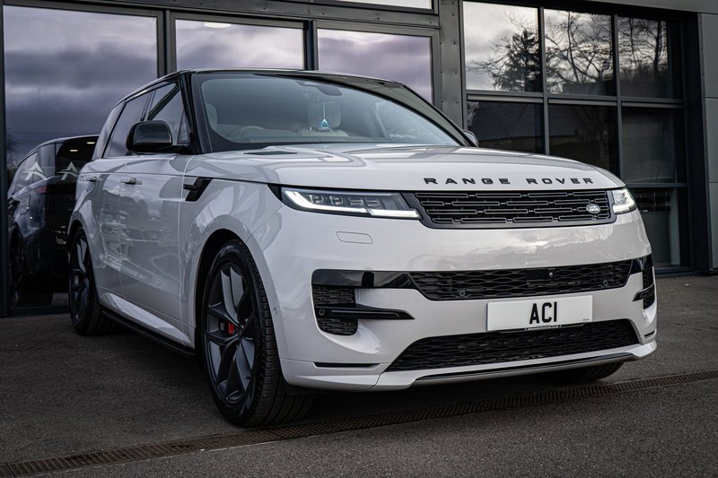 Land Rover 3.0 D300 MHEV Dynamic SE SUV 5dr Diesel Auto 4WD Euro 6 (s/s) (300 ps)